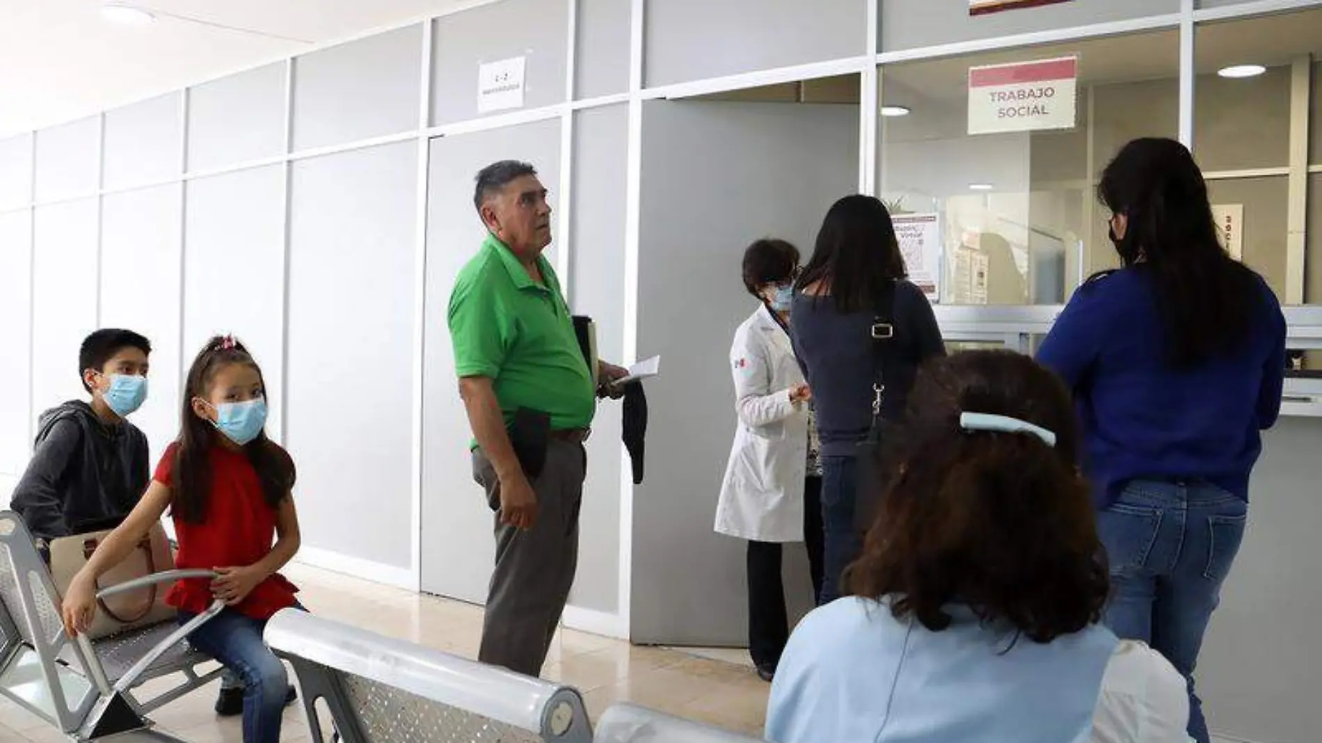 Trabajadores que no están afiliados al IMSS pagan una cuota mínima para recibir la atención médica necesaria